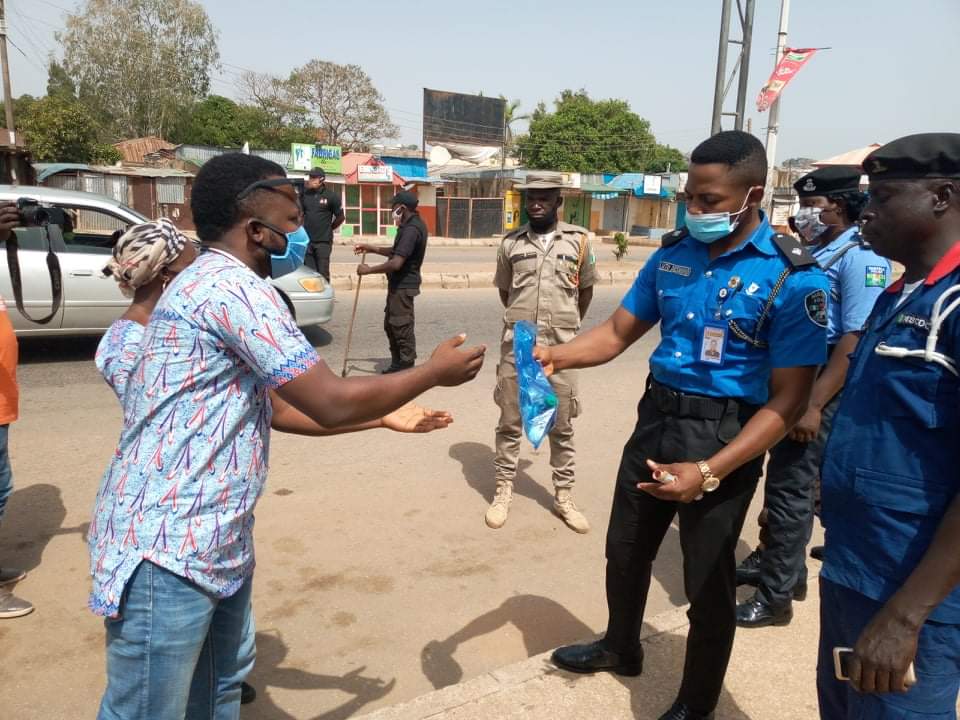 COVID-19: HIWA Distributes PPE to Security Personnel at Checkpoints in Jos/Bukuru Metropolis