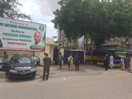 BREAKING: Police Seal APC National Secretariat In Abuja, Bar NWC Members, Staff, Others From Entering the complex