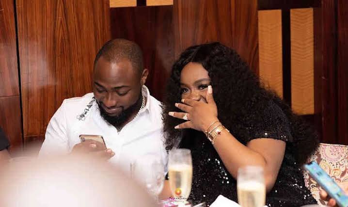 Davido unfollowed Chioma, brother and crew on Instagram.