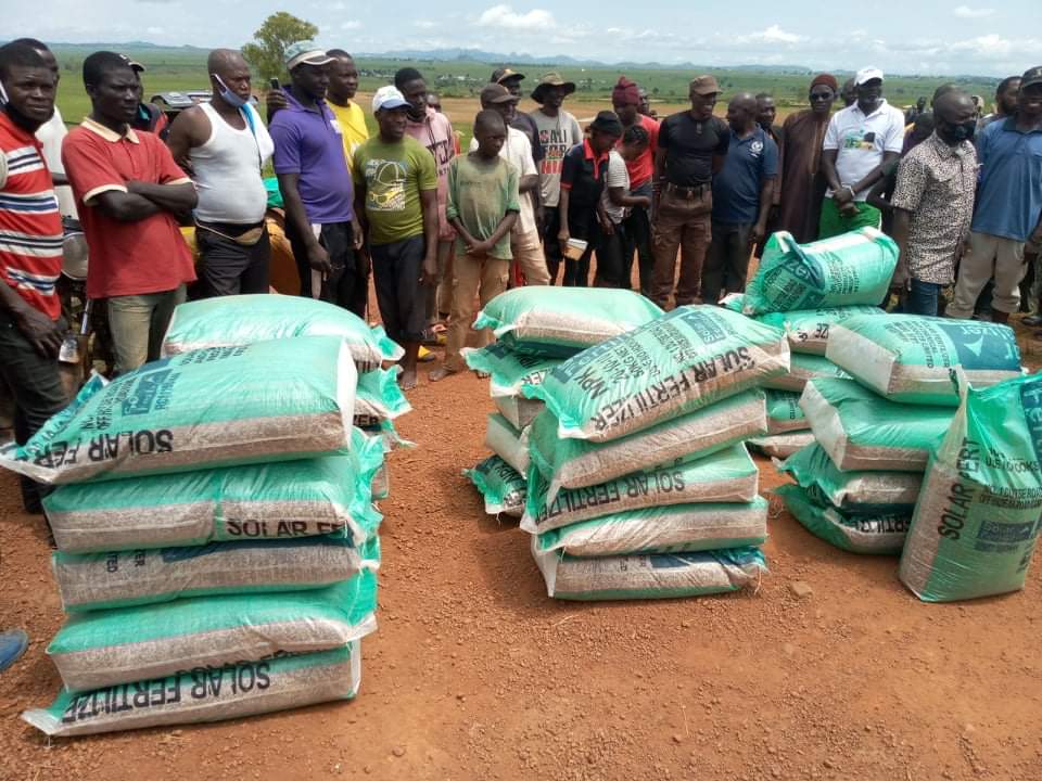 Beautiful Gate Donate Fertilizers to Miango Group Farmers in Crisis Ridden Communities of Bassa LGA, Plateau State