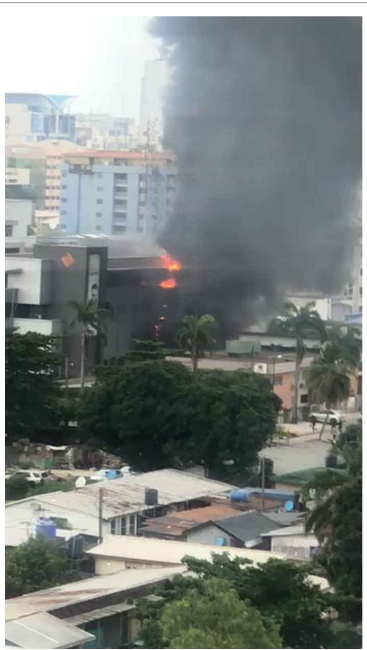 Breaking: Fire Guts Access Bank In Lagos (Video)