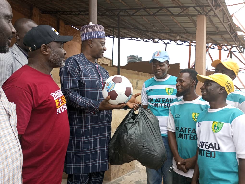 Plateau United Dakum Supporters Donates 6 Footballs and T-Shirts.