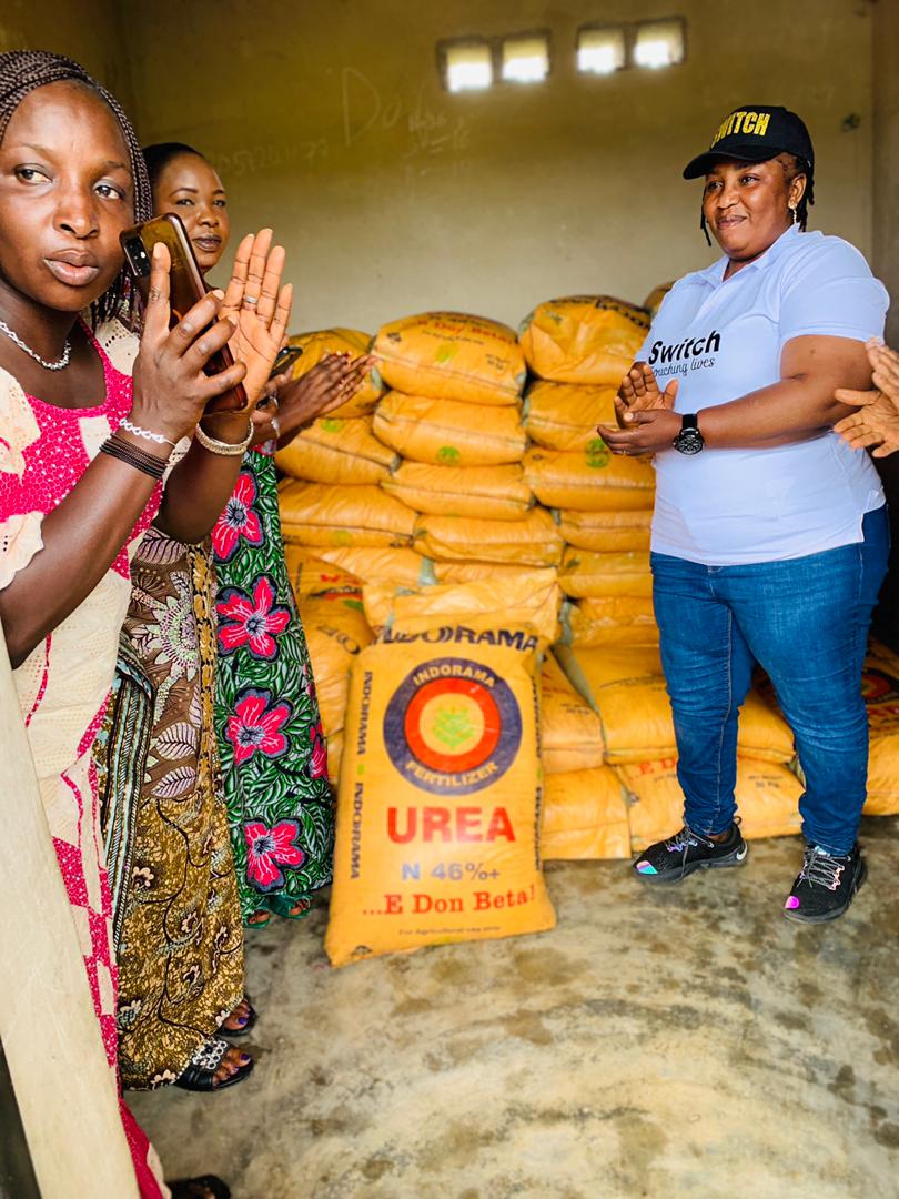 Qua’an-Pan First Lady Partners Switch Foundation, Distributes Fertilizer to Women