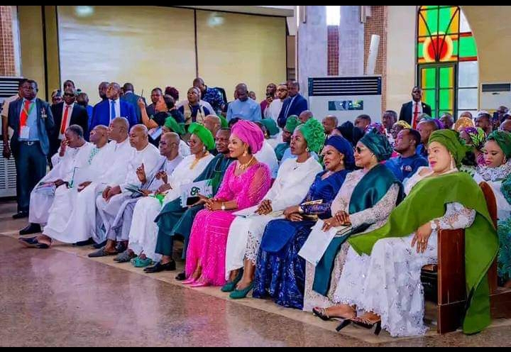 NIGERIA’S FIRST LADY SEN. OLUREMI TINUBU BEING COMPASSED BY THE MINISTER’S WIFE’S FORUM @ THE 63RD INDEPENDENCE SPECIAL CHURCH SERVICE